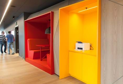 Power office_16, opklæbning af filt på væg